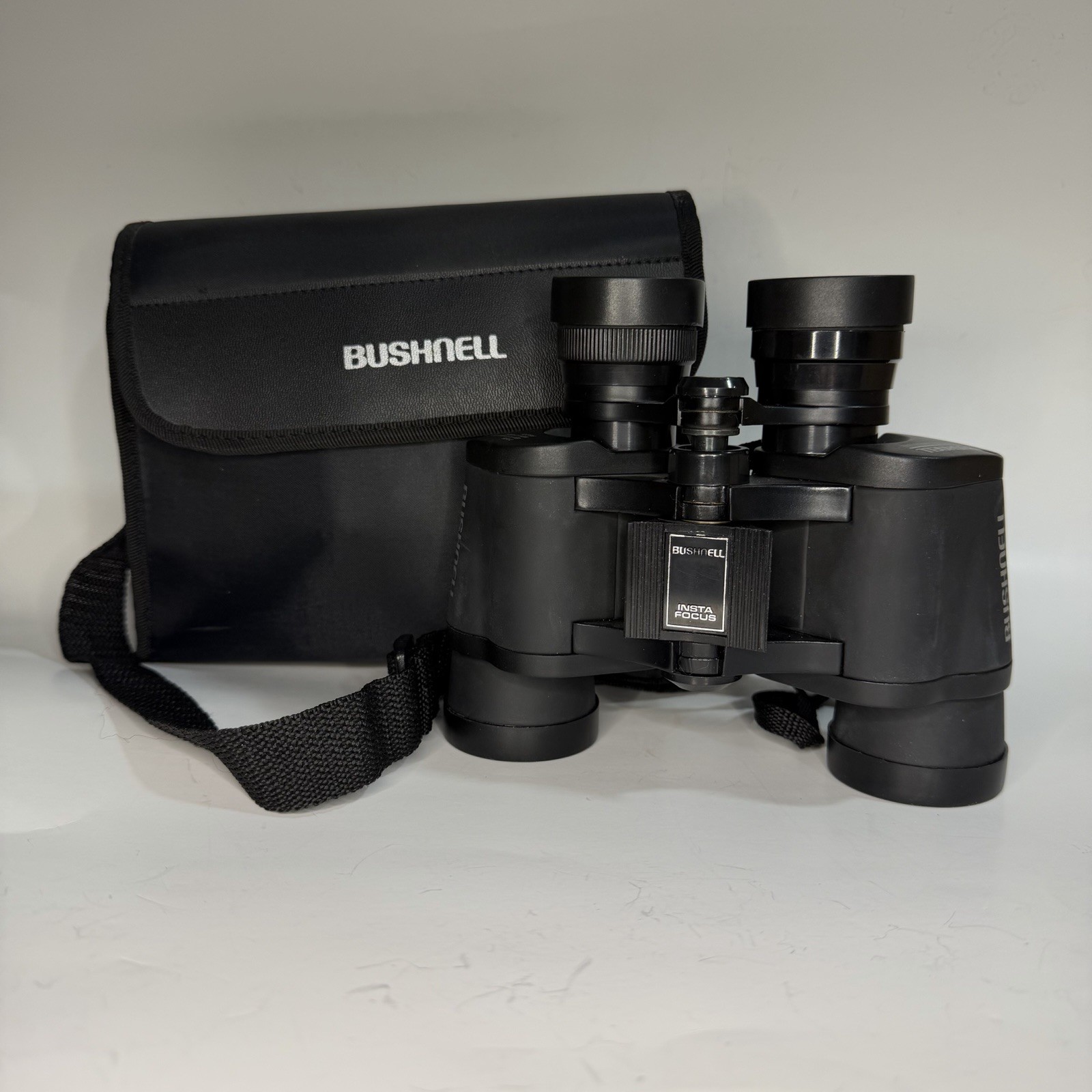Bushnell Instafocus Field of View 7 X 35 420ft @ 1000yds Binoculars