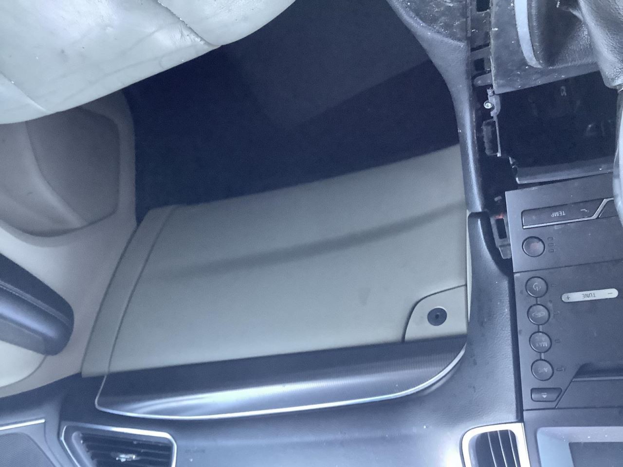 EDGE      2015 Glove Box 4559343