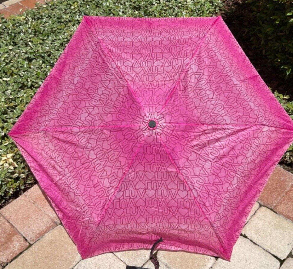 BETSEY JOHNSON  WOMEN'S UMBRELLA  PINK  LUV  AUTOMATIC OPEN 42 INCH COVER NWT