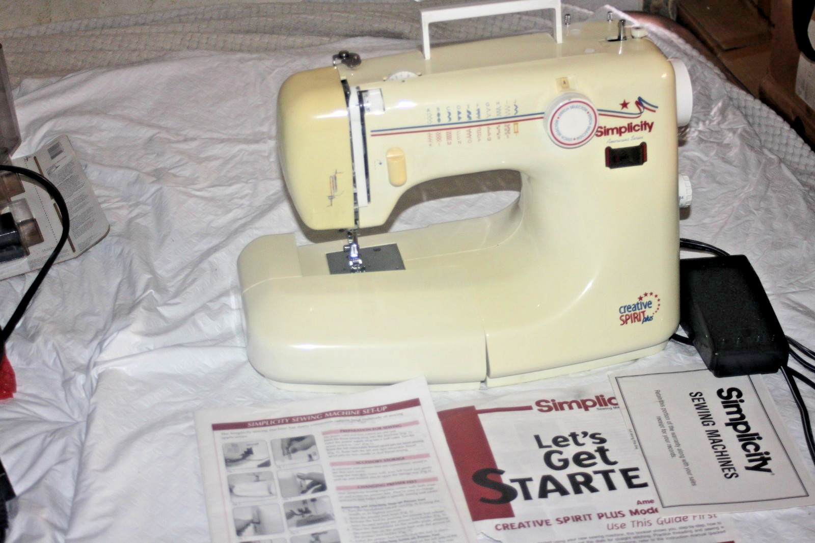 Simplicity Creative Spirit Plus SA2200 Sewing Machine (Read Desc Problem w/Table