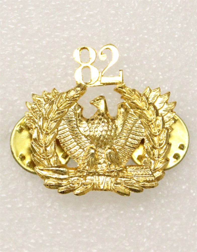 Warrant Officer w/"82" - Army Officer's Collar Pin: c/b, nhm