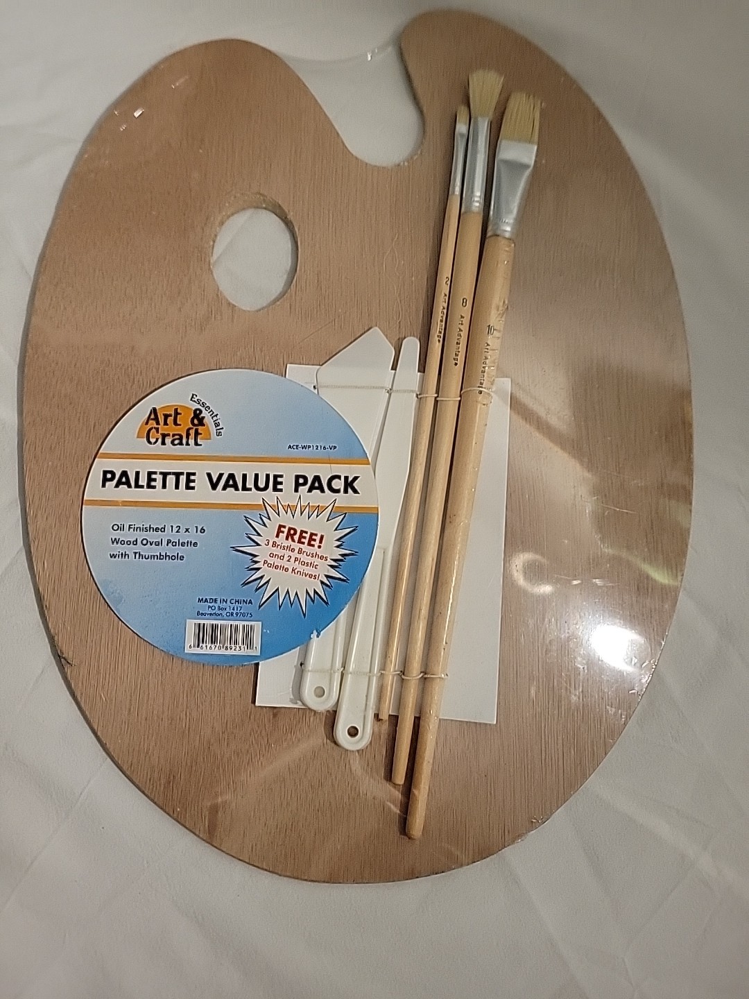 Wood Artist Painting Palette with 3 Brushes and 2 Plastic Palett Knives.