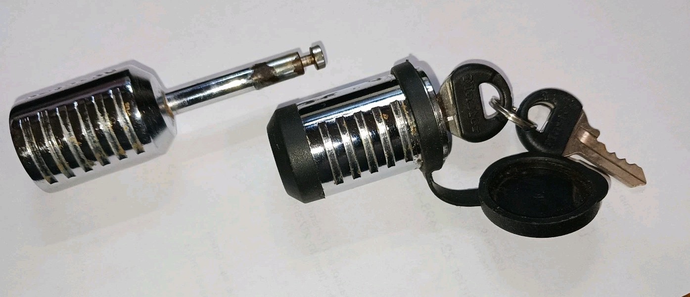 Master Lock Chrome Trailer Hitch Receiver Lock W/ 2 Keys Rubber Cap
