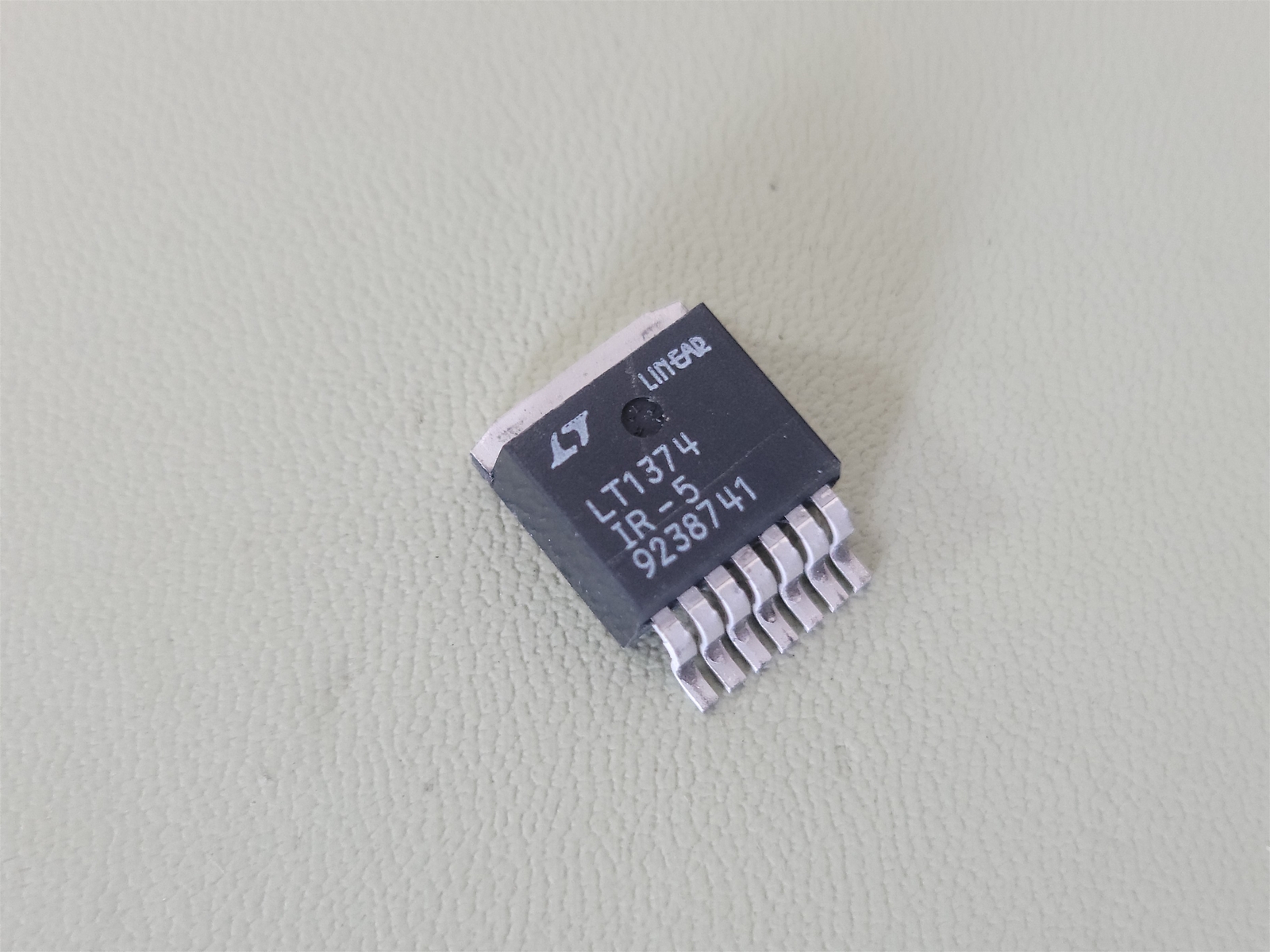 Linear Technology LT1374 Step-Down Switching Regulator 4.5A, 500kHz, 7-Pin