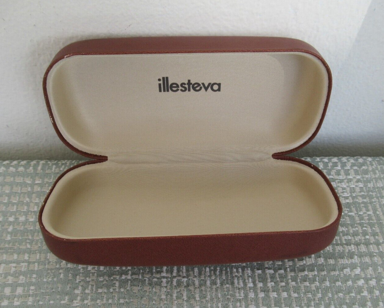 New Illsteva Sunglasses Large Clam Shell Hard Case for Sunglasses, Made In Italy