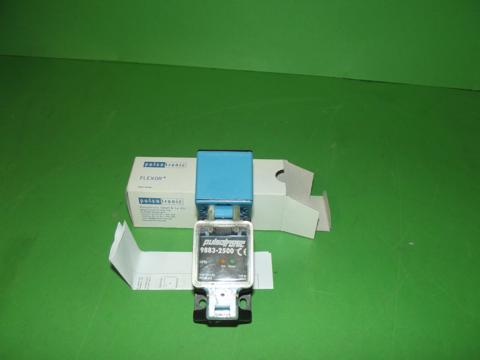 FLEXOR Pulsotronic 9883-2500 NPN 40mm Inductive sensor.