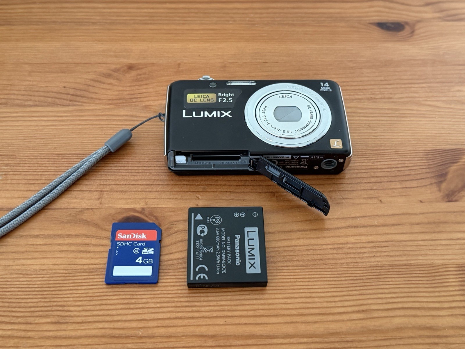 Panasonic Digital Camera Lumix DMC-FS40 14.1MP Black Tested Full Working