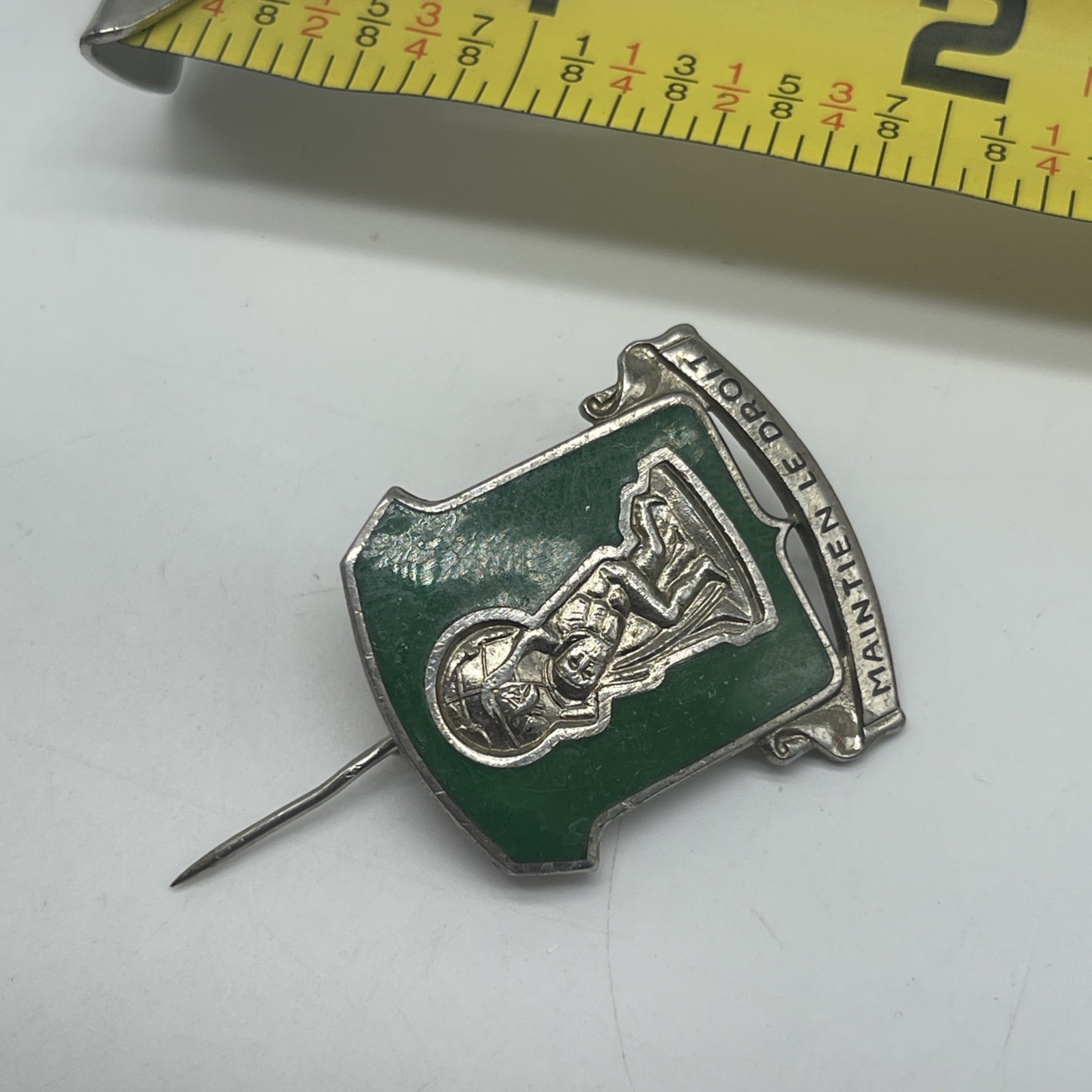 U.S. Military 122nd Ordnance Battalion DI DUI Pin Back PB MAINTIEN LE DROIT