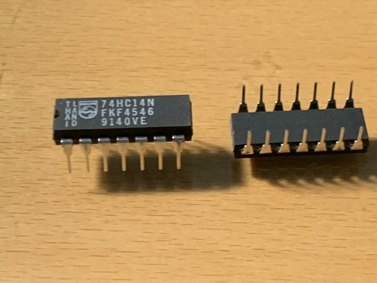 74HC14 - PHILIPS IC - Hex Inverters w / Schmitt Trigger Inputs, dip-14.