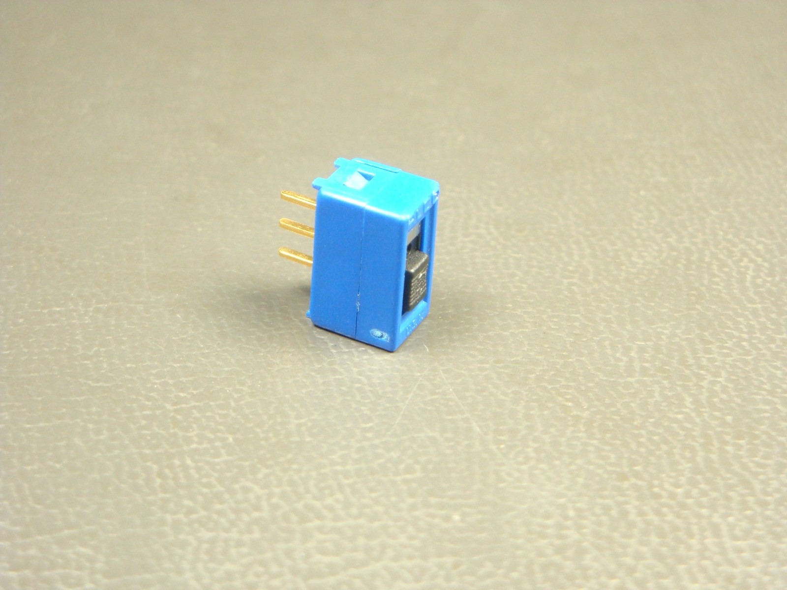 MSSA104D-1 Alco Slide Switch Single Pole Double Throw Thru-Hole 3A NOS