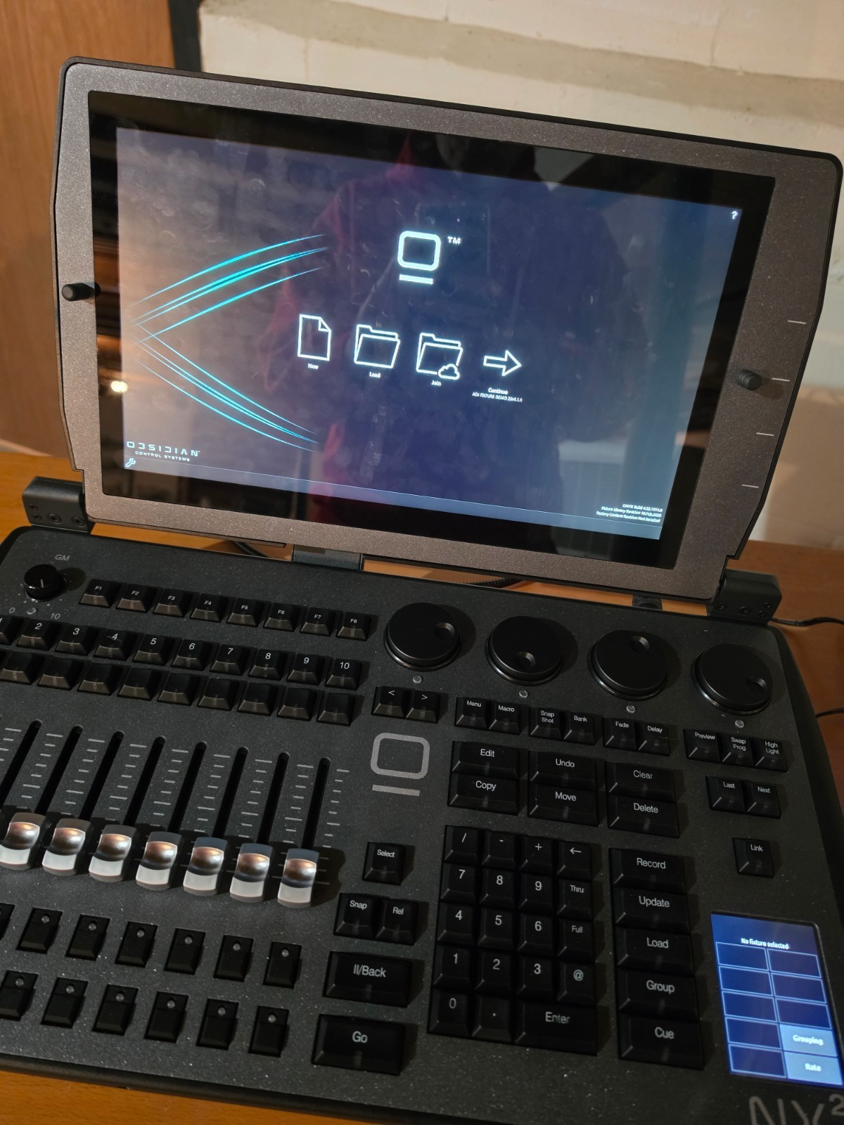 Obsidian NX2 64-Universe Lighting Controller ONYX Elation Console