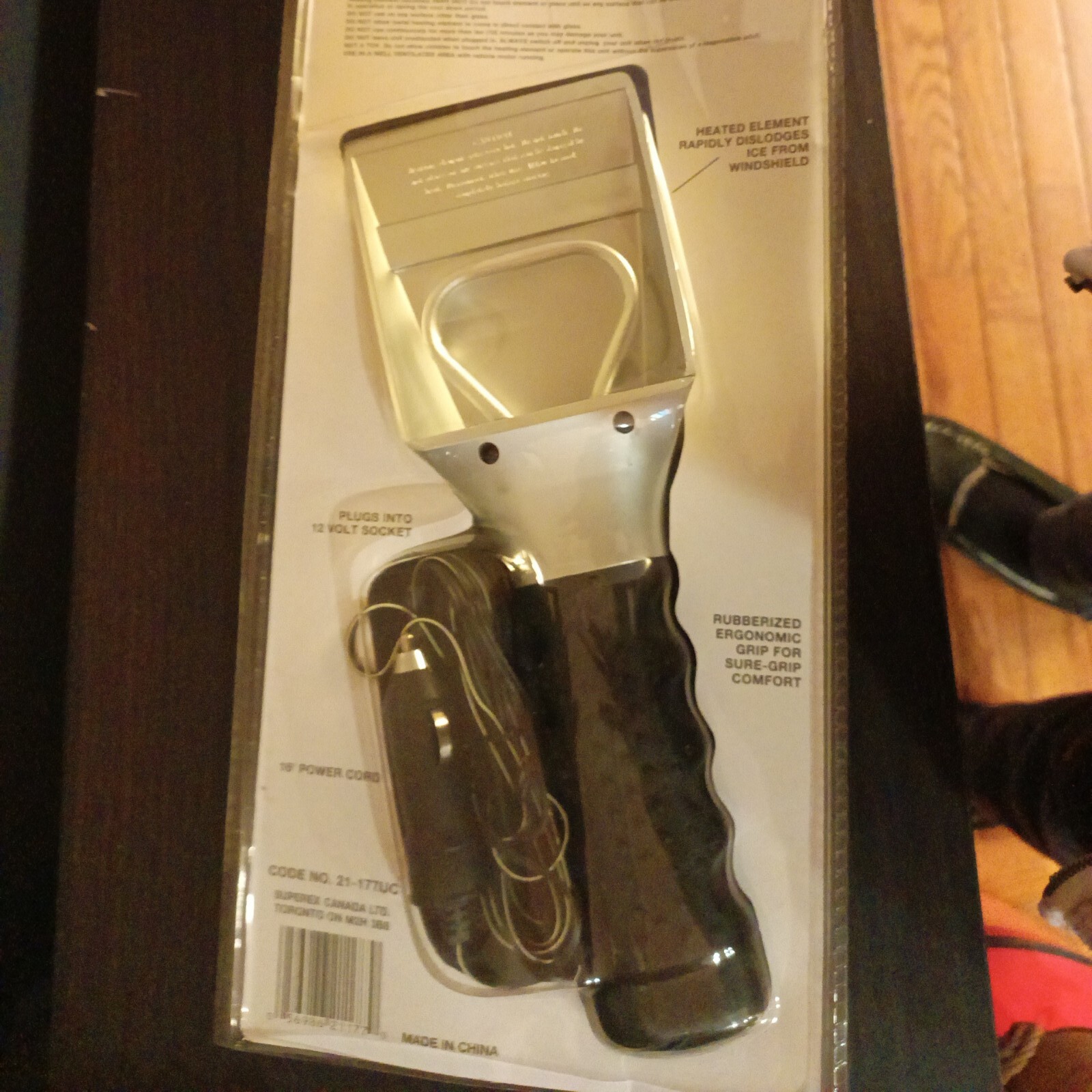 Heated Ice Scraper Rapidly Dislodges Ice Cream Windshield Nip