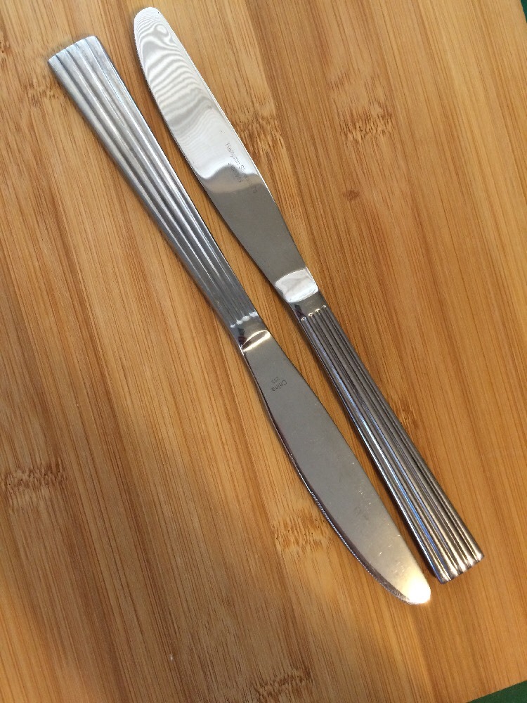 Hampton Silversmiths Glossy Stainless Ribbed Ridges GRAND 2 Dinner Knives 9"