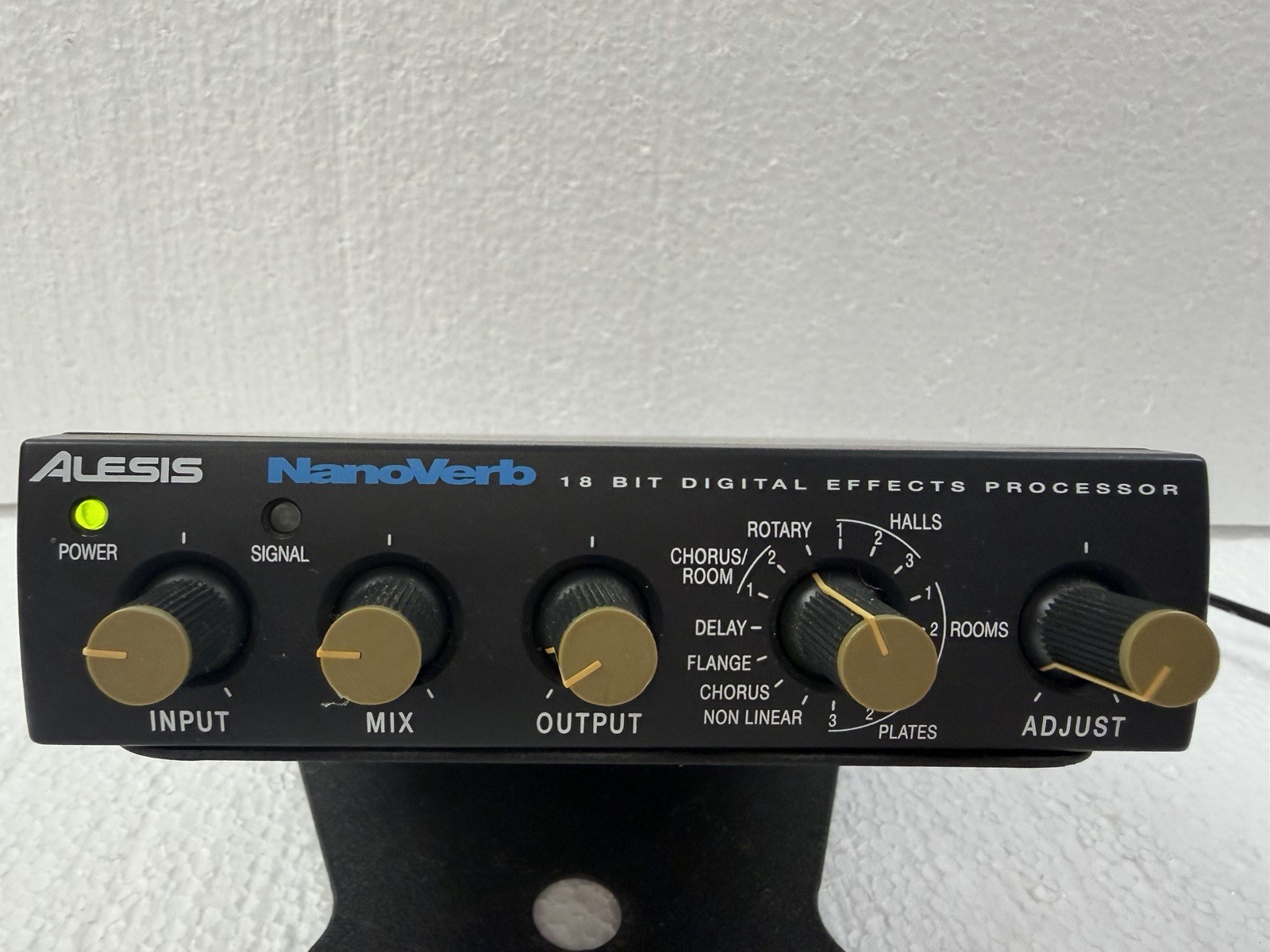 Alesis NanoVerb 18-bit Digital Effects Processor w/ power supply & Stand