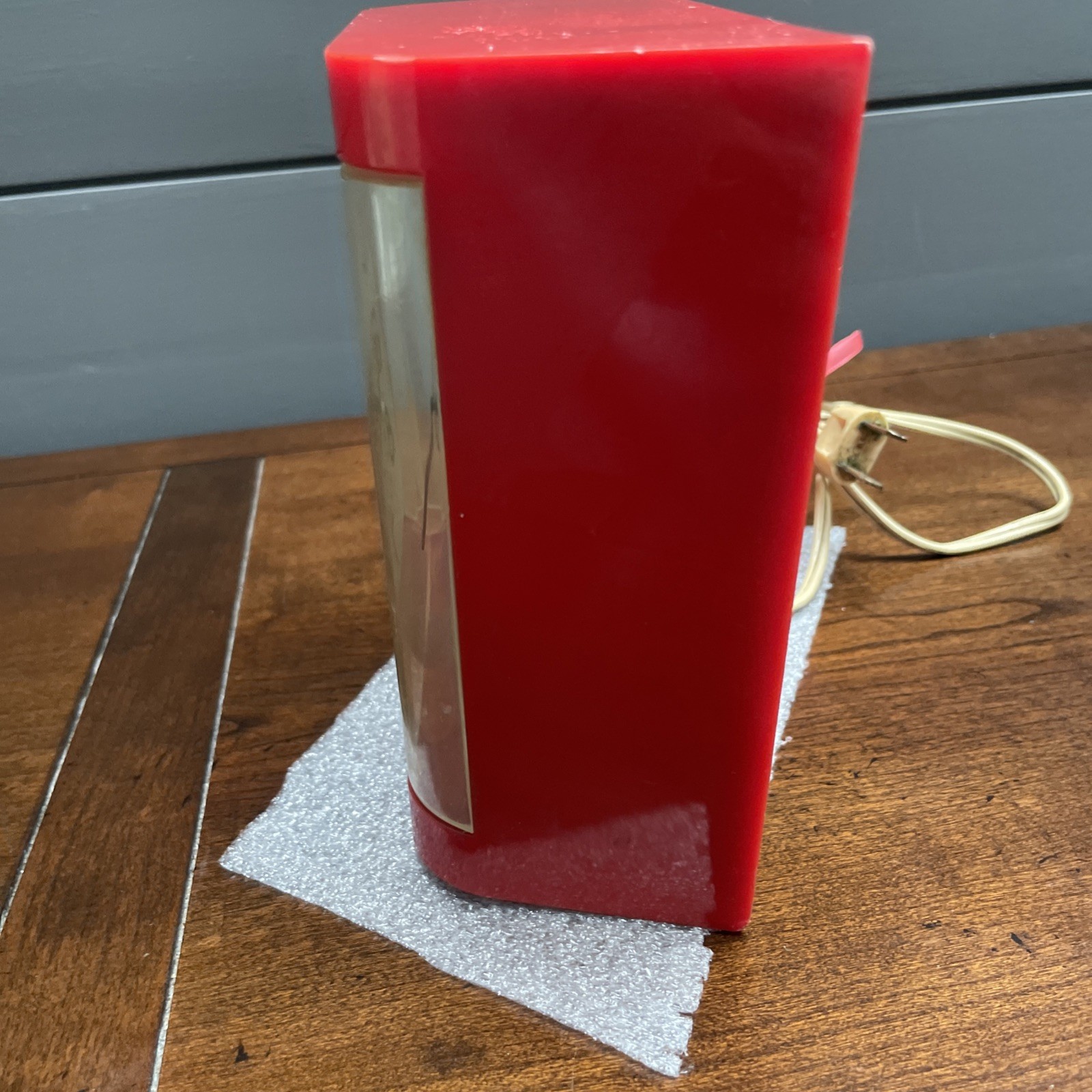 VINTAGE WORKING ELECTRIC CLOCK POST WWII CHERRY RED PLASTIC model 2H31