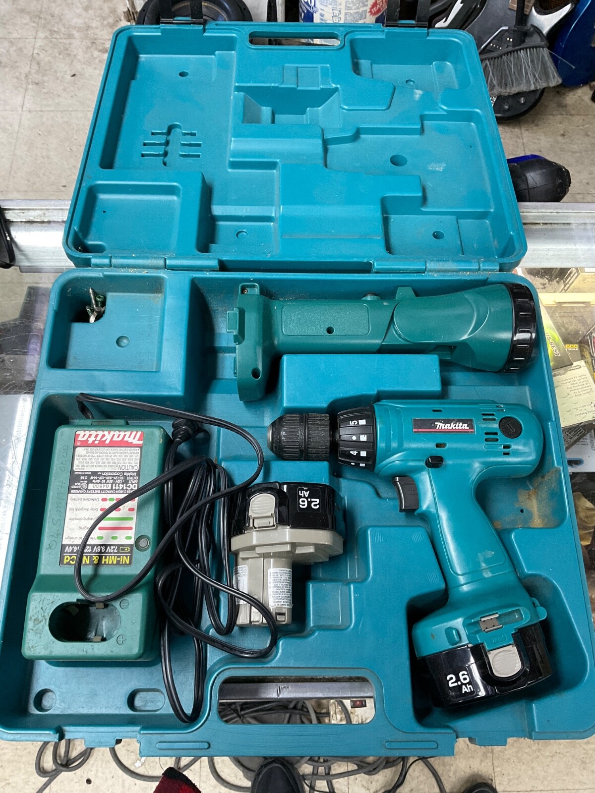 Makita 6233D 3/8" Cordless Driver Drill 2 Batteries Charger and Case 14.4 V