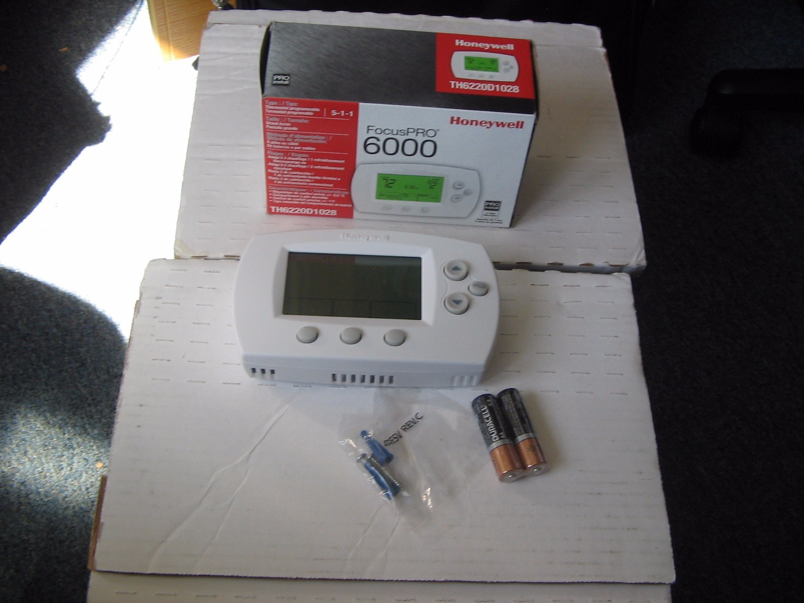 BRAND NEW HONEYWELL THERMOSTAT th6220d1028