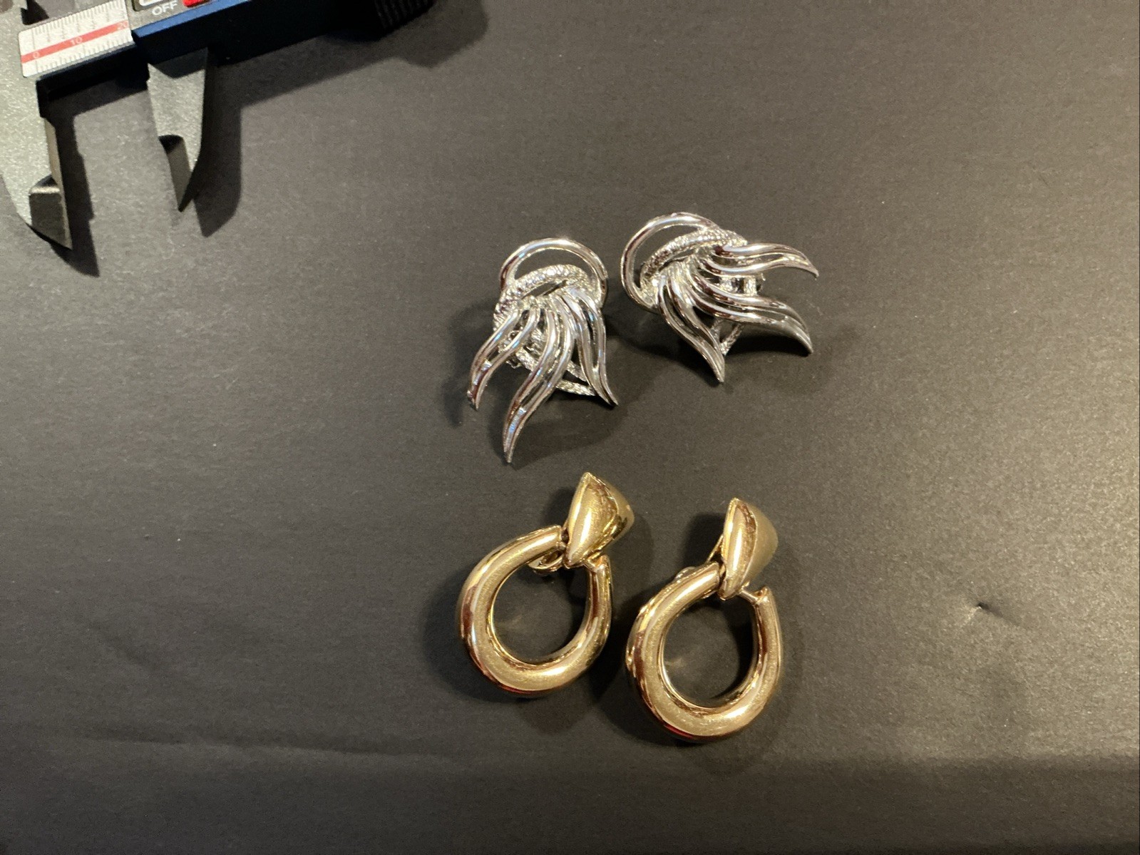 Vtg Lot 2 Signed Clip On Earrings Silvertone Emmons And Goldtone Monet