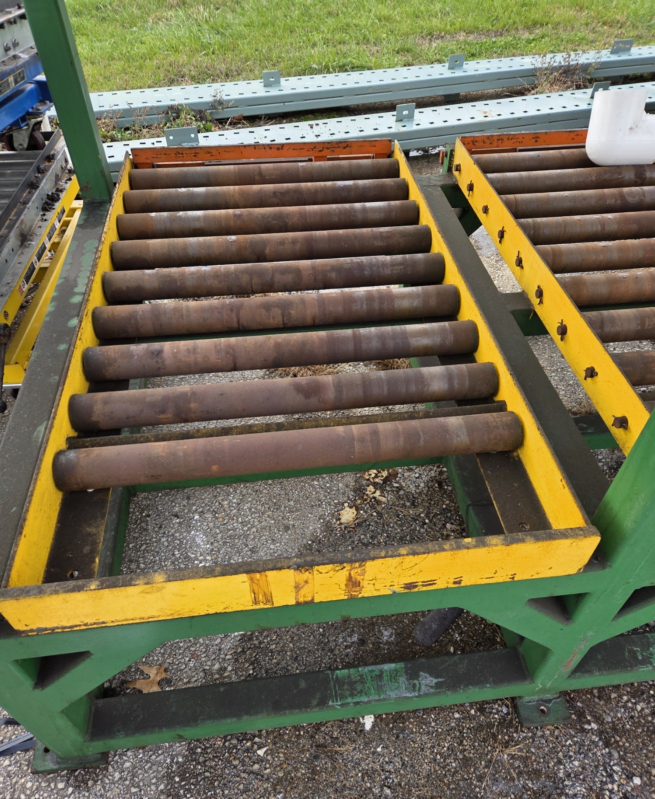 Heavy-duty roller table