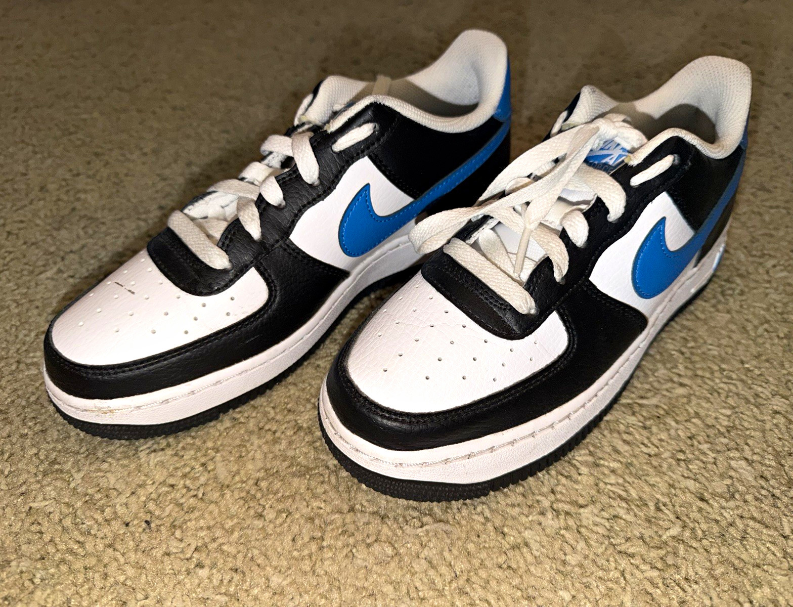Nike Air Force 1 Low Men’s Low Top Lace-Up Sneakers Black White Blue Colorblock