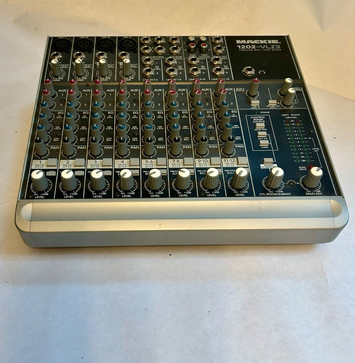 Mackie 1202-VLZ3 12 Channel Mic / Line Mixer Lightly Used Good Working Condition