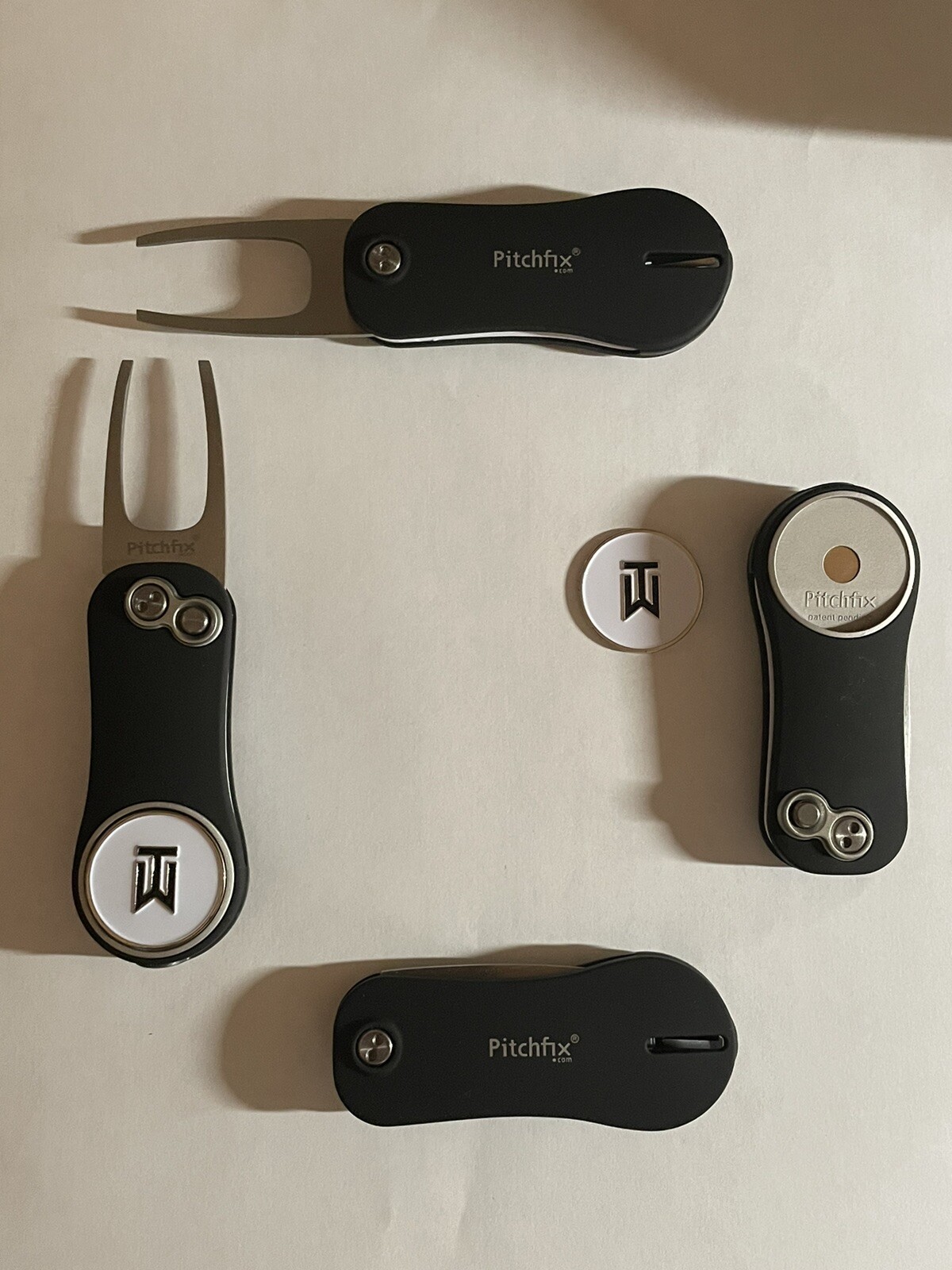 (1) Pitchfix Golf Switchblade Divot Tool Hybrid 2.0 W/Tiger Woods 1" Golf Marker