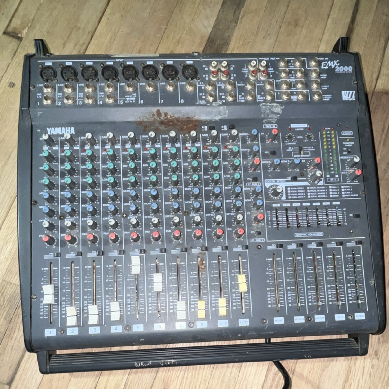 Yamaha EMX2000 Powered Mixer 12-Channel Console Built-in Effects Send/Return