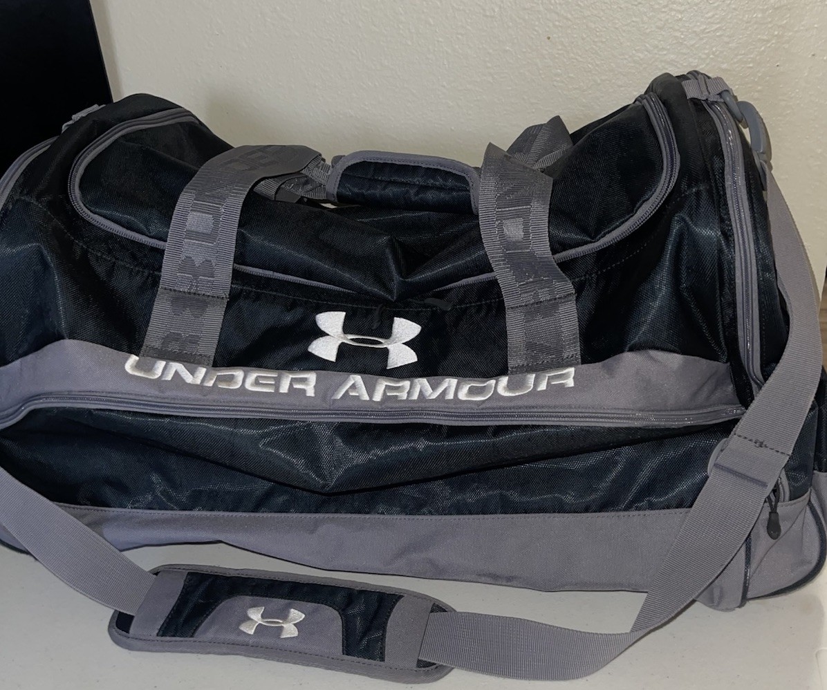 Under Armour  Embroidery Duffle Bag Near Mint Condition 27”