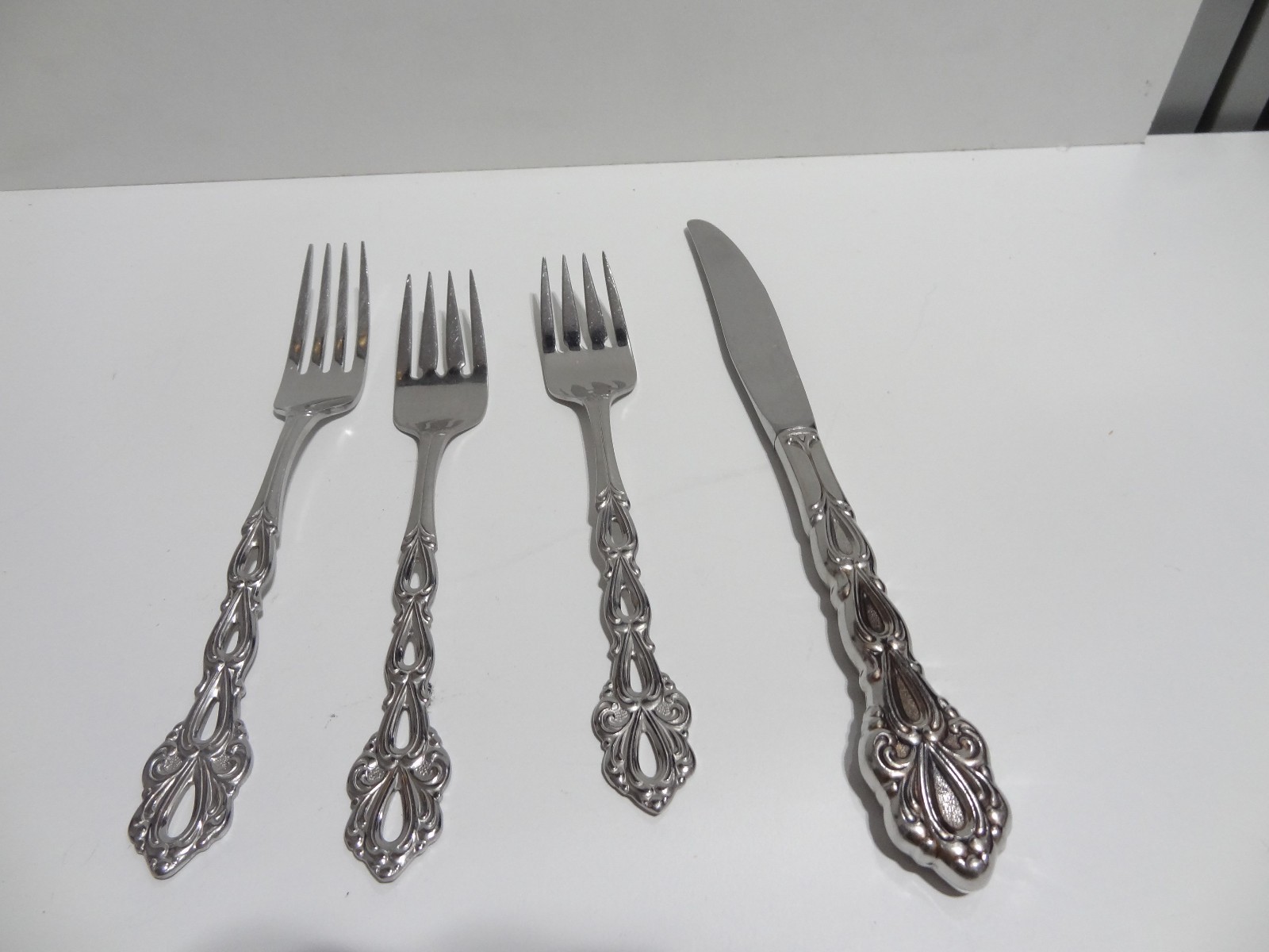 4 Oneida Community Stainless Flatware - Chandelier Mixed Lot