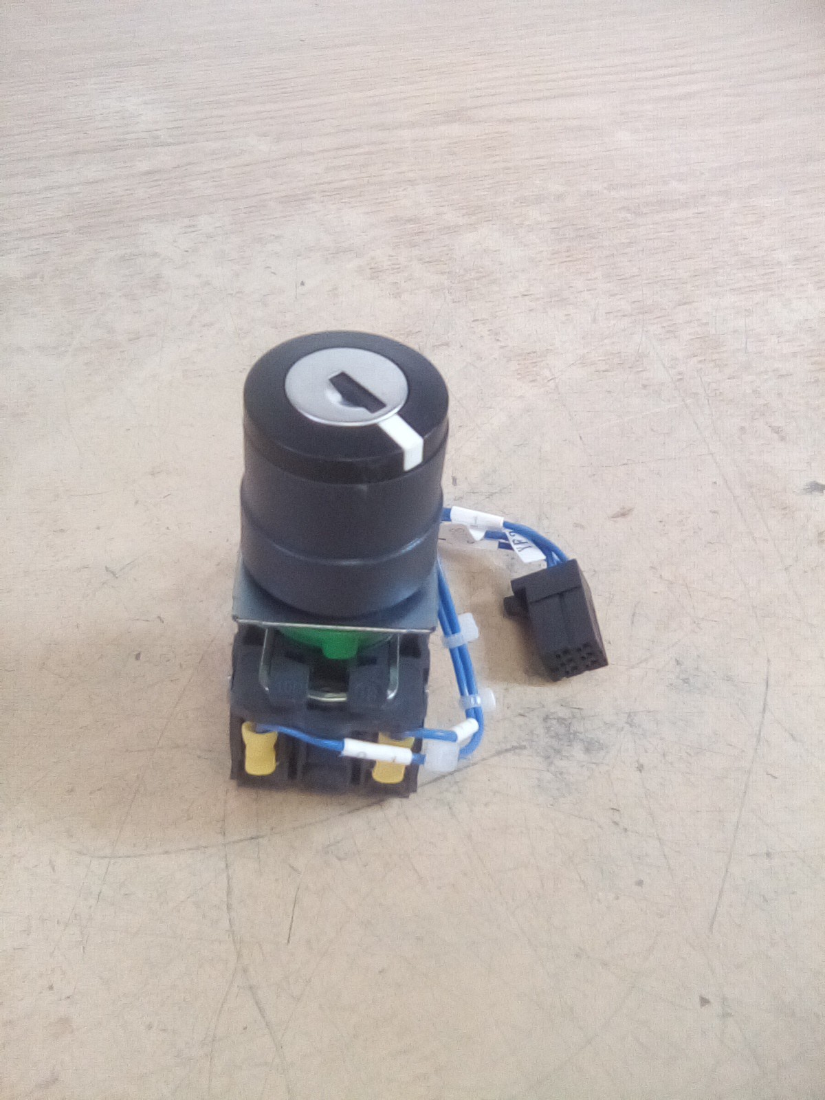 Schneider Electric Key Selector Switch W/ZBE-102 "NO KEY"
