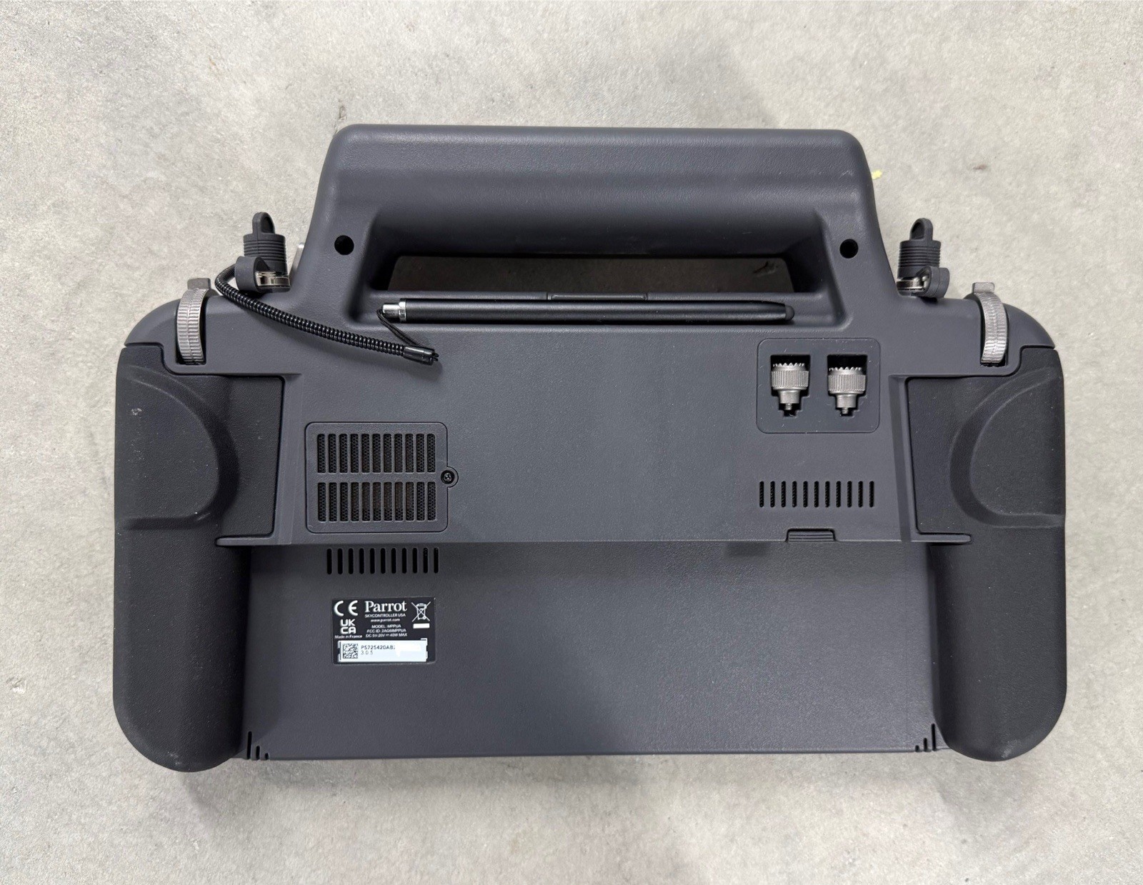 Skycontroller USA with an embedded 8″ display