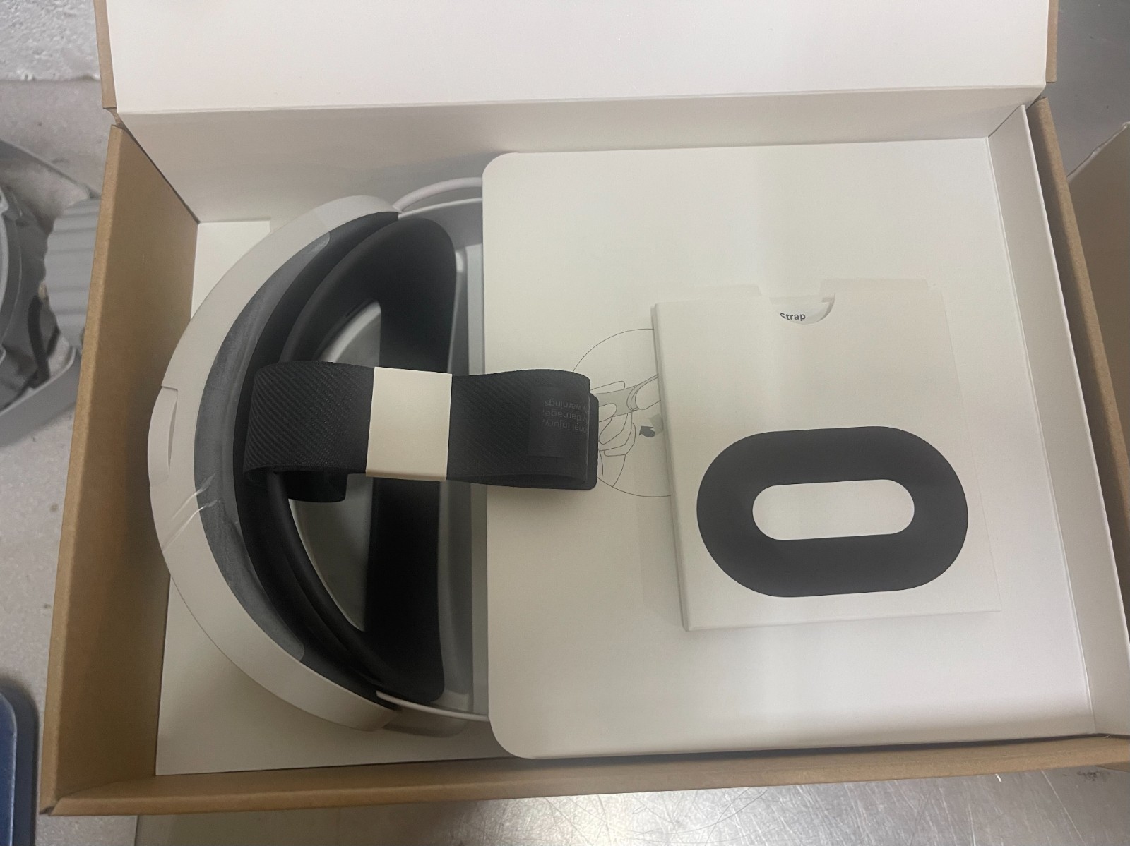 Meta Quest 2 Elite Strap with Battery VR Headstrap Black White ME29EM NWOT
