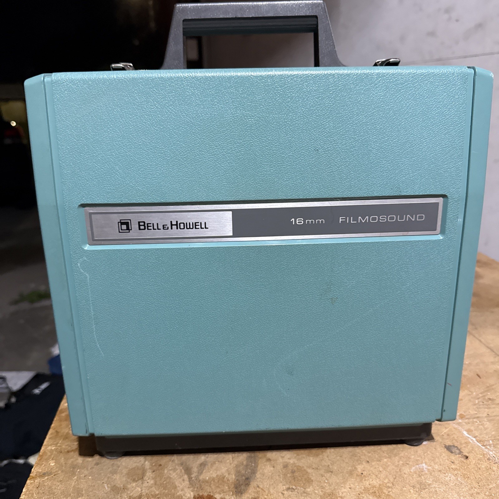 RARE Vintage BELL & HOWELL 16mm Movie Projector FILMOSOUND Model 1585 *TESTED*