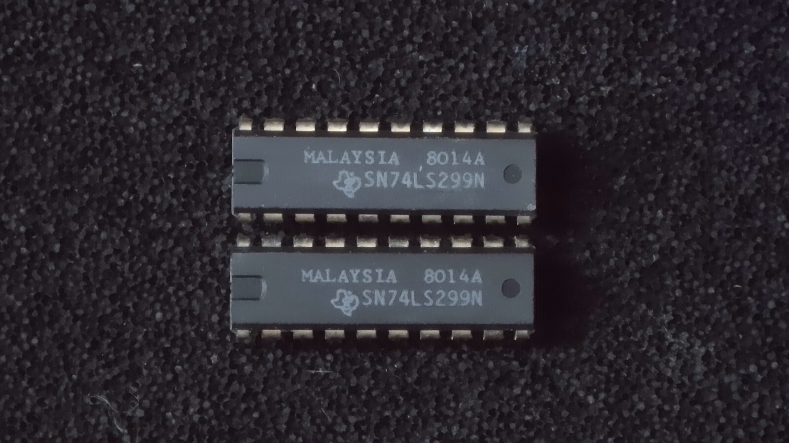 Quantity 2 - Texas Instruments SN74LS299N Universal Shift Storage Reg DIP20 New