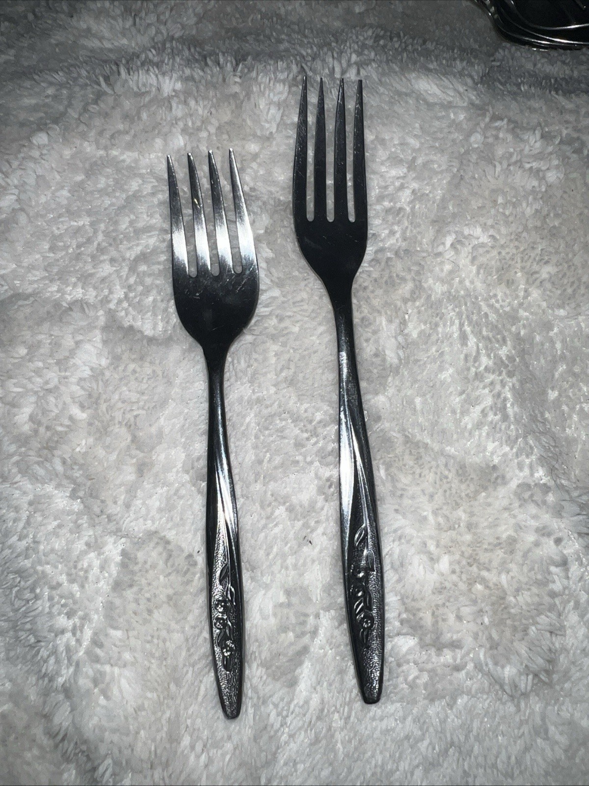 Superior Stainless USA Flatware Radiant Rose Dinner & Salad Fork. Set Of 2
