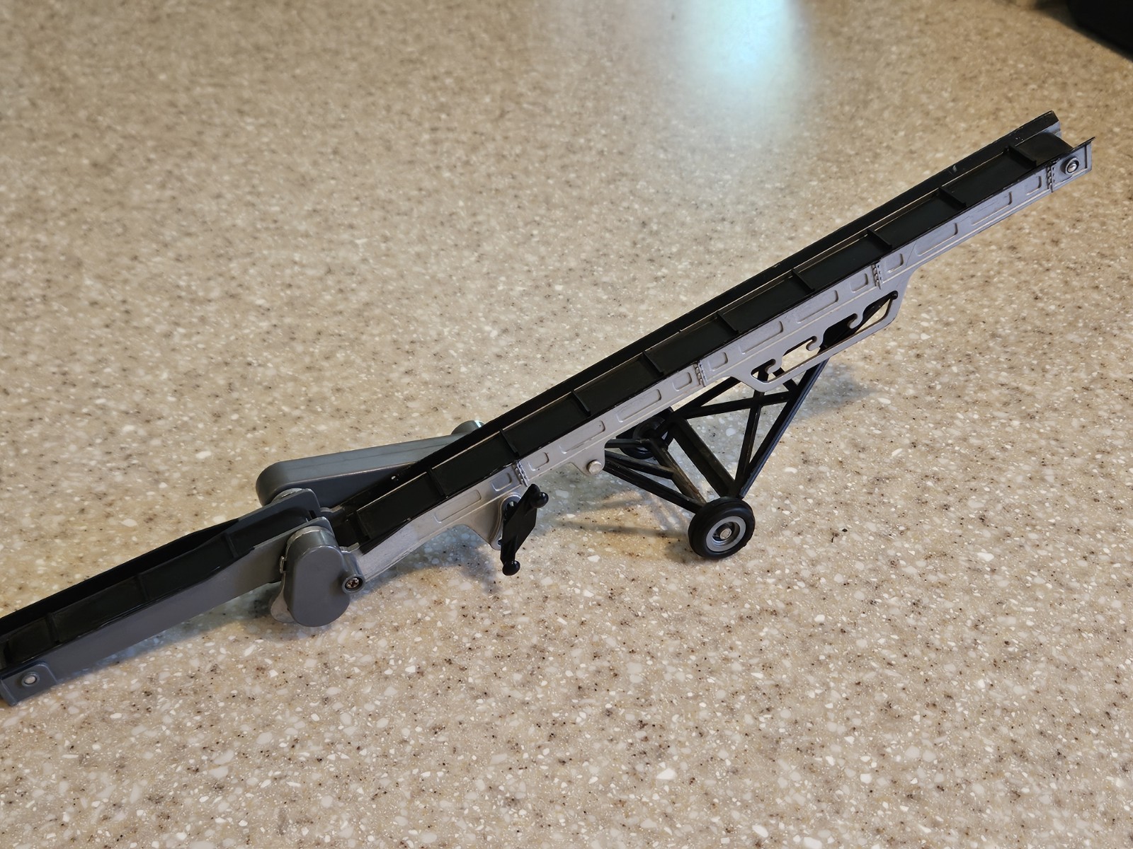 Ertl 1:32 PTO Belted Elevator
