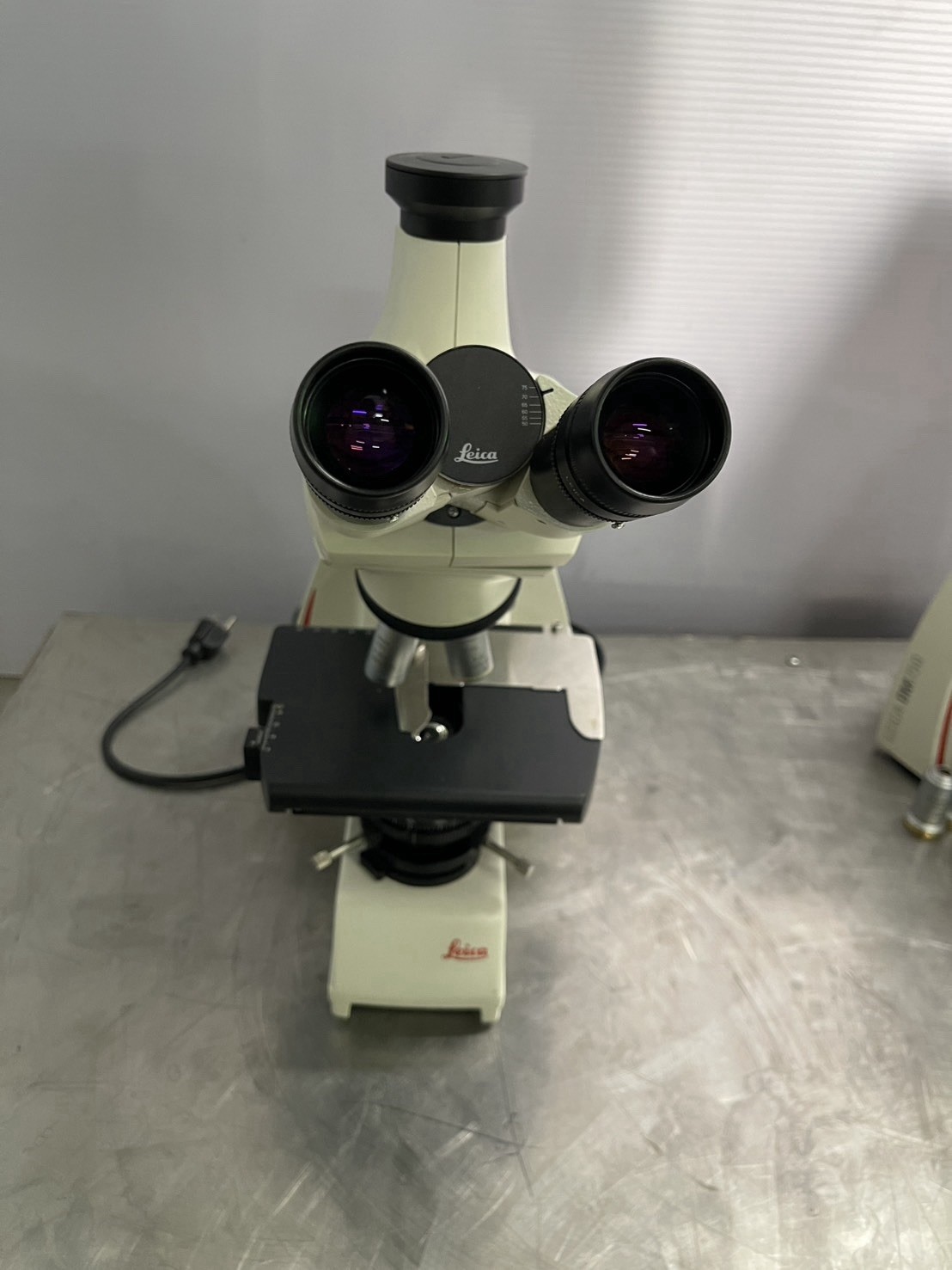 Leica DM750 Trinocular Compound Microscope 4X 10X 40X LED Tested Light