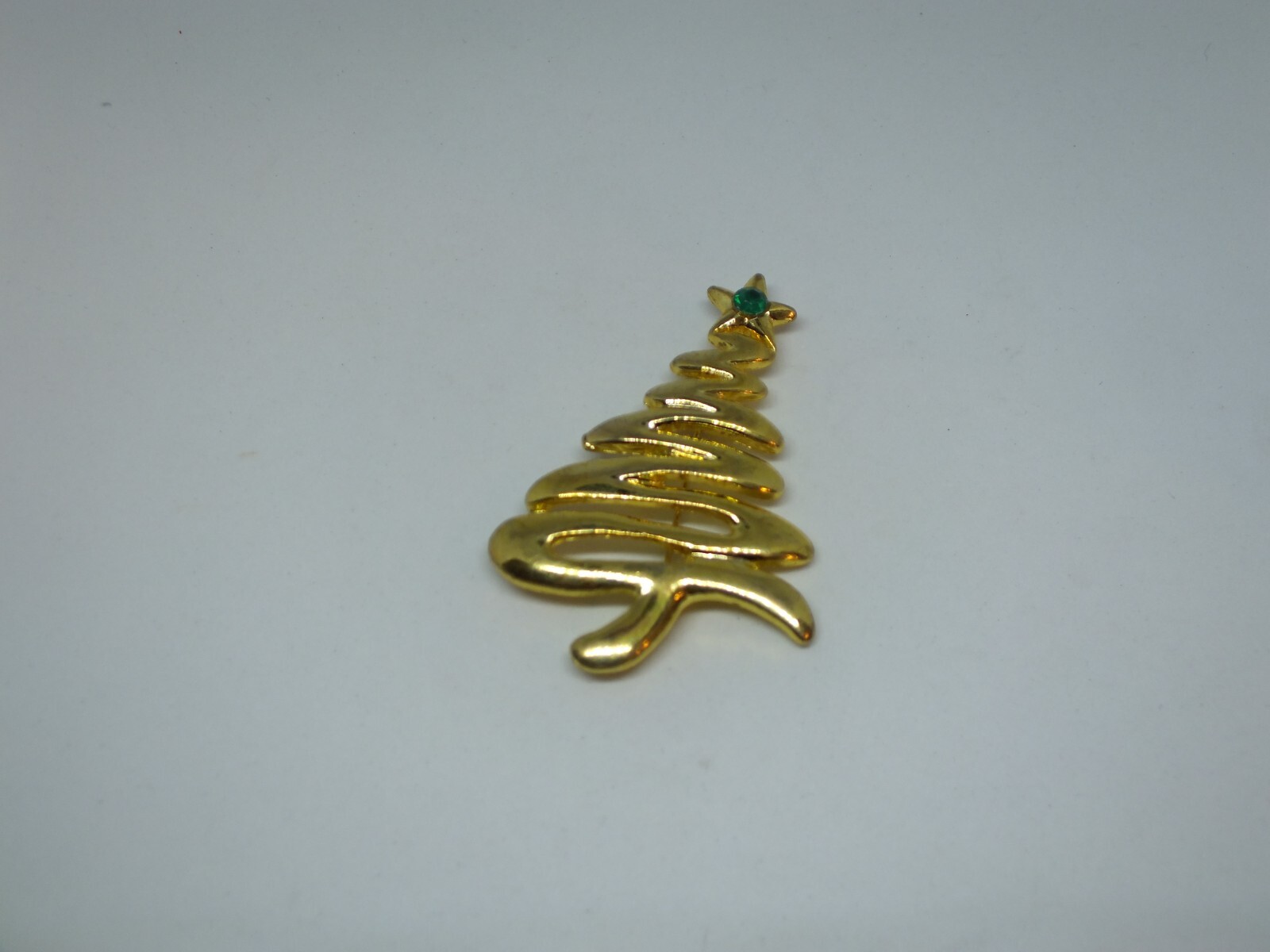 Beautiful Brooch Pin Gold Tone Christmas Tree Green Rhinestone 2 1/4 x 1 1/2"