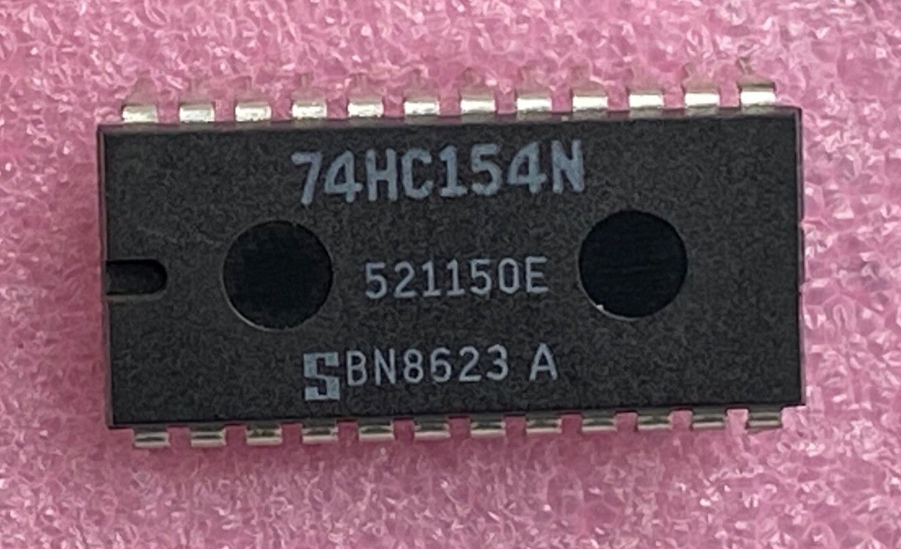 Signetics 74HC154 4-to-16 line decoders/demultiplexer  Integrated Circuit