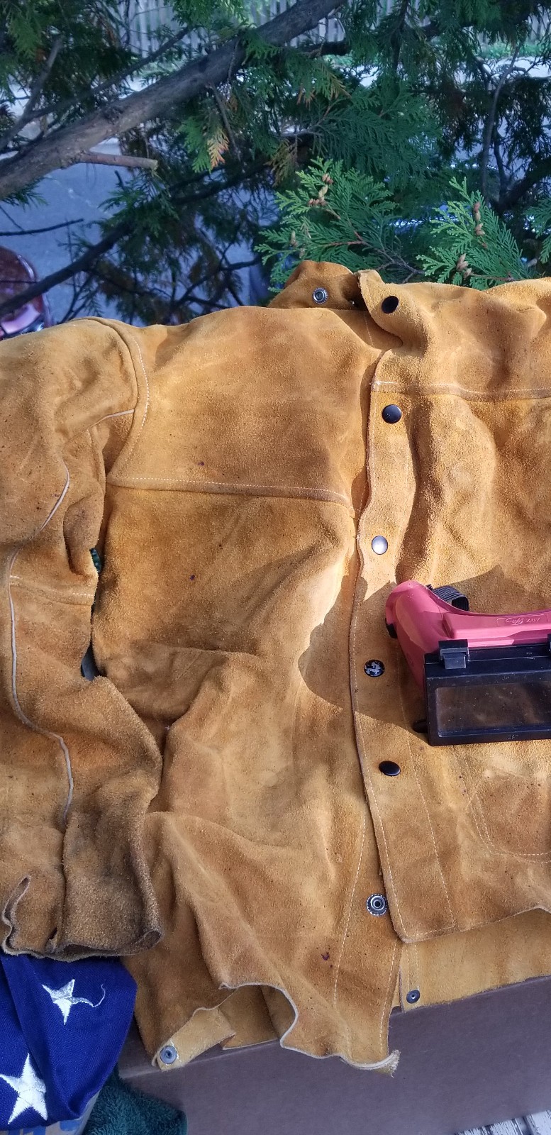 SUEDE WELDING JACKET AND JACKSON SAFETY GOGGLES SIZE MEDIUM
