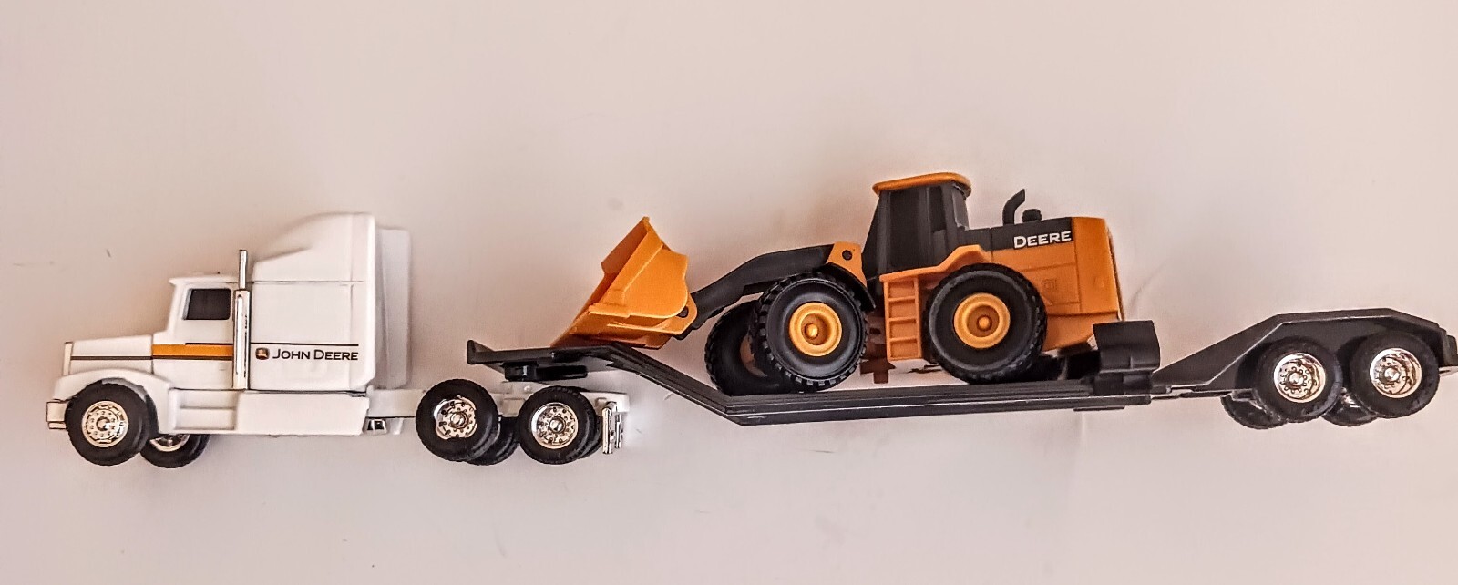 ERTL JOHN DEERE SEMITRUCK WITH JOHN DEERE FRONT END LOADER