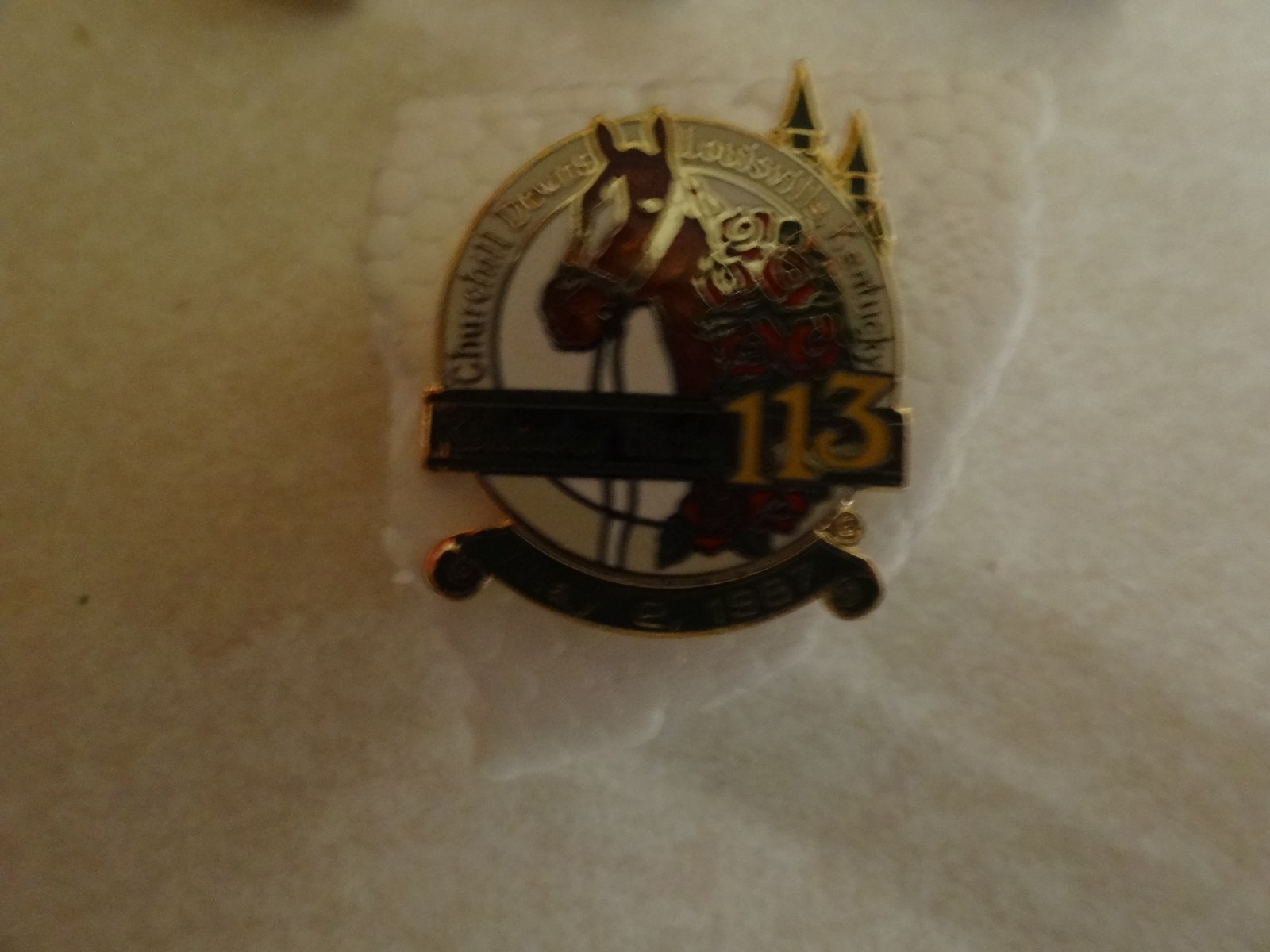 INSIGNIA CREST HAT PIN MINI BADGE LOUISVILLE KENTUCKY DERBY CHURCHHILL DOWNS 87