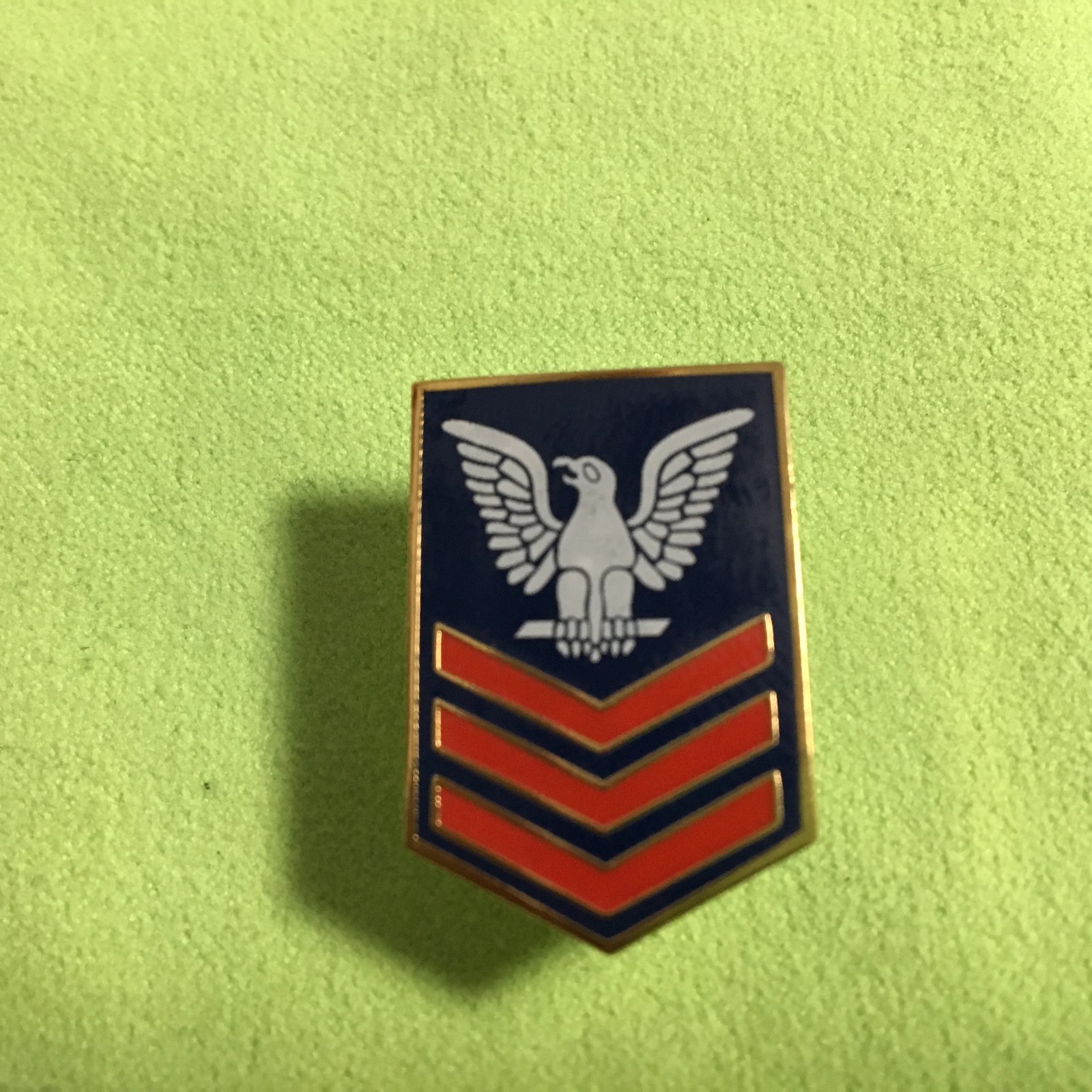 US NAVY PETTY OFFICER 1ST CLASS HAT/LAPEL PIN MEASURES 2 AND 1/8TH INCHES