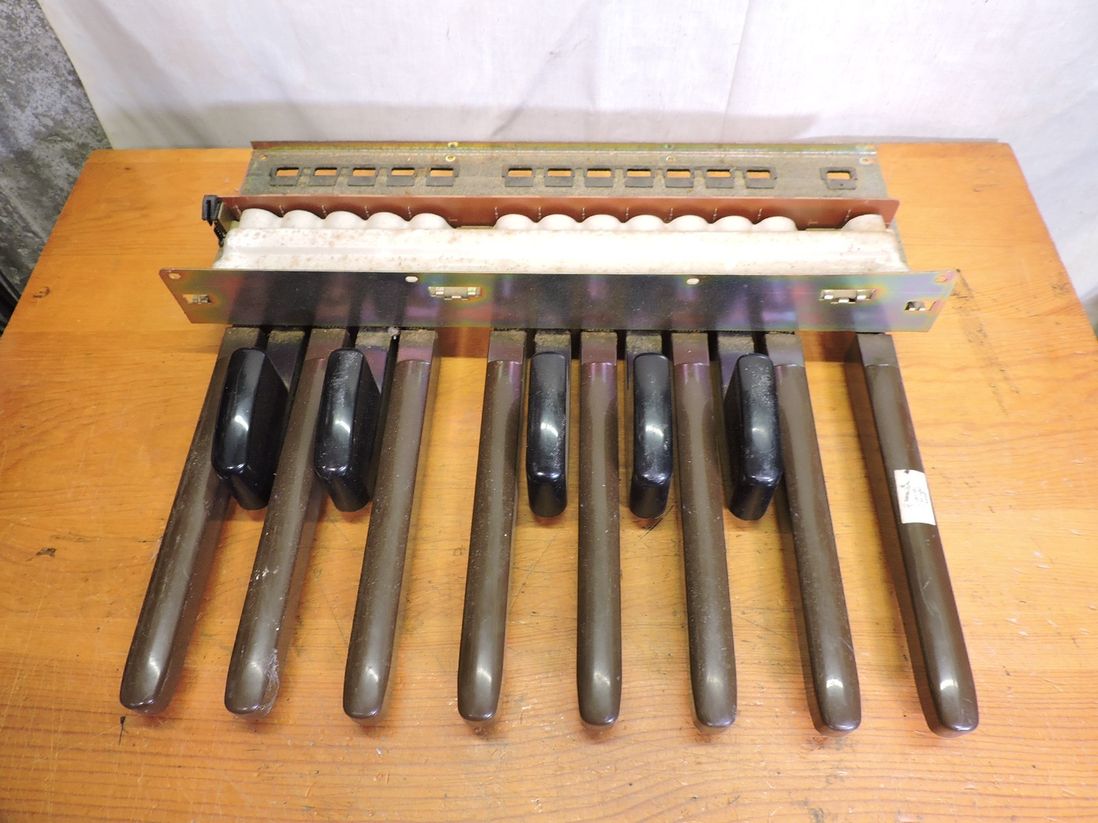 Yamaha 13 note 1 octave organ bass pedal register. LC25223 Great for DIY project
