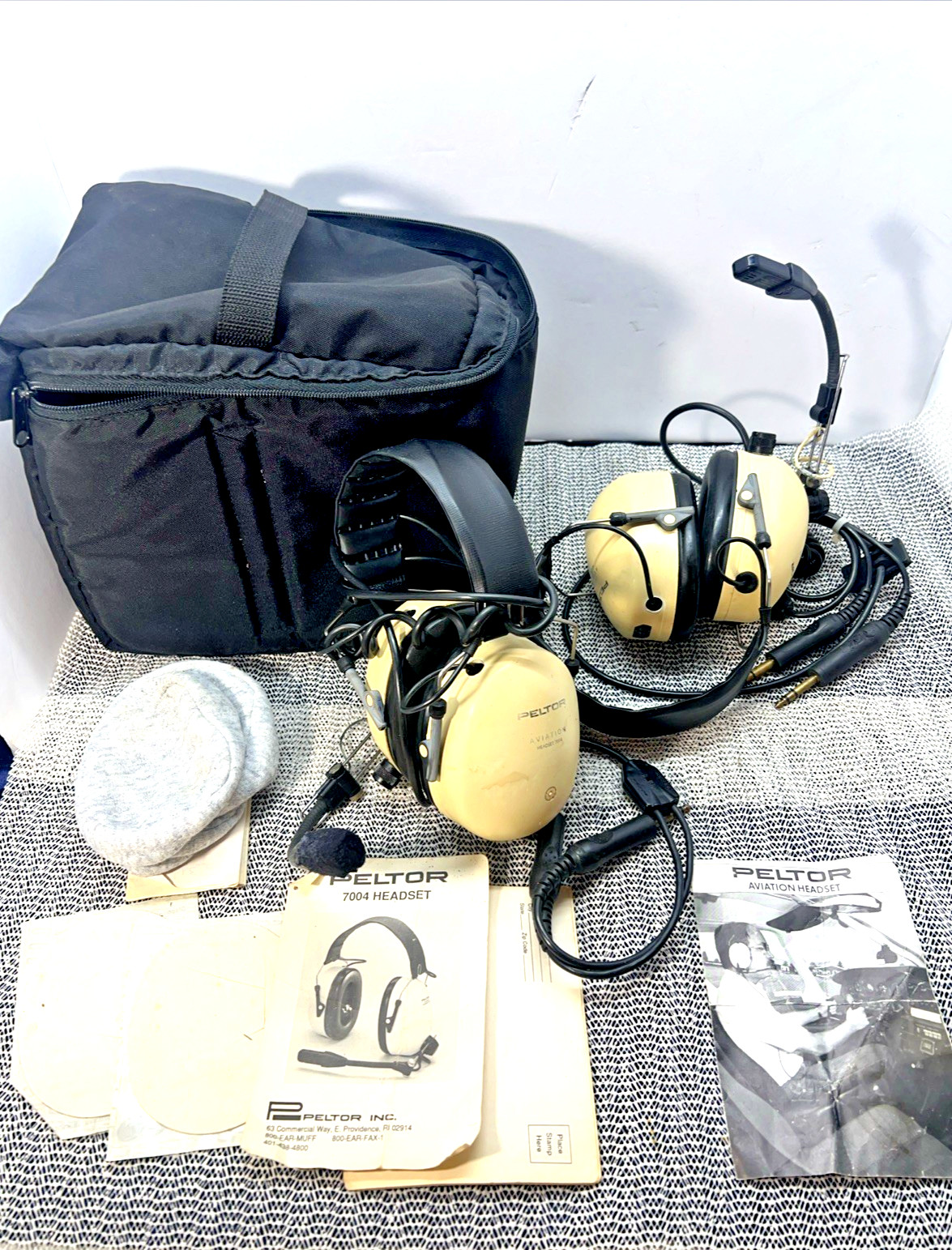 Lot of 2 Vintage Peltor 7004 Aviation Headset with bag / White Pilot Plane