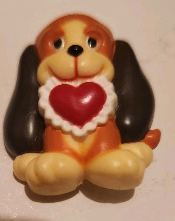 💥 Vtg 80s Russ PIN Brooch BASSET HOUND DOG w/ Lacy HEART Holiday Puppy