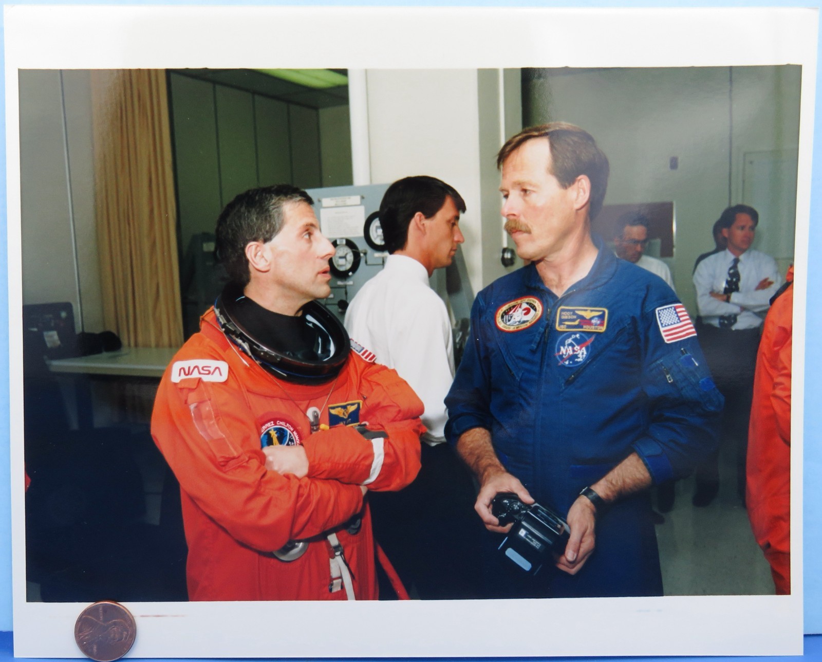NASA PRESS PHOTO vtg STS-59 Endeavour Astronauts APT & GIBSON During Suitup 531