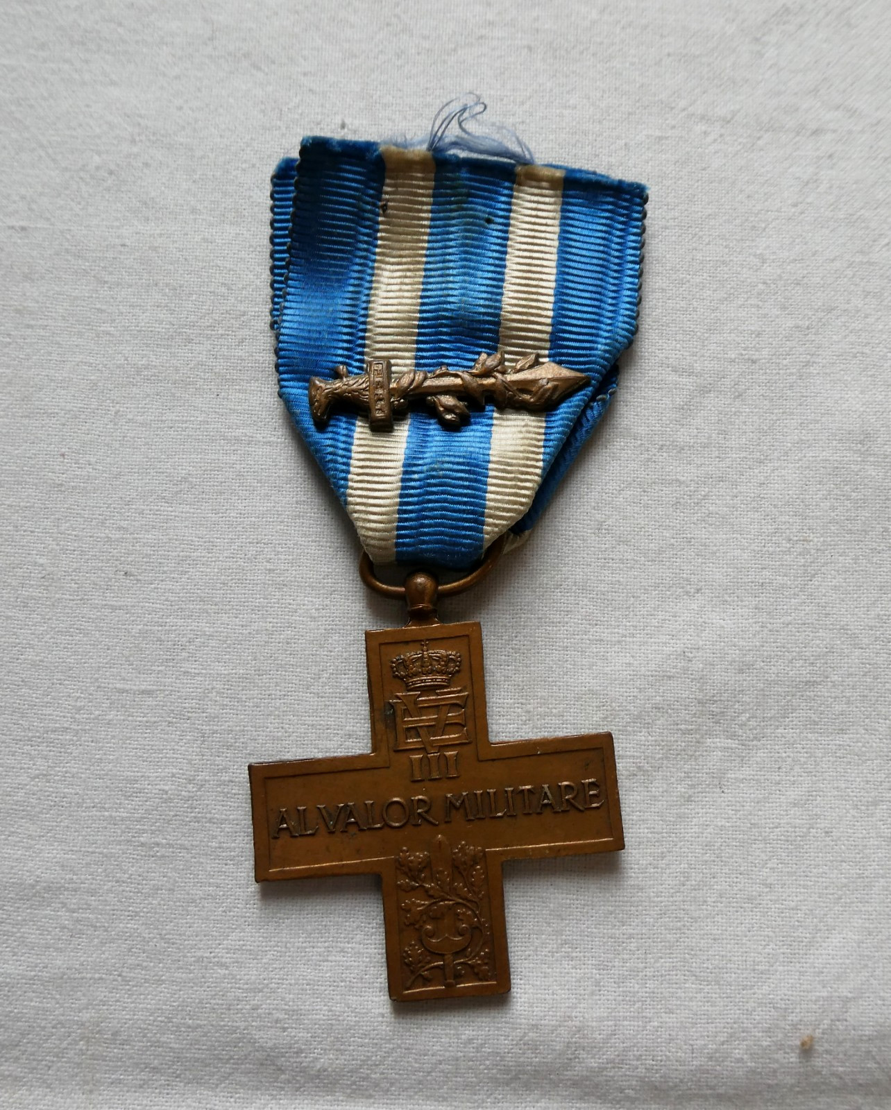 WWII OLD KINGDOM CROSS OF MILITARY VALOR MEDAL WITH GLADIO AND RIBBON