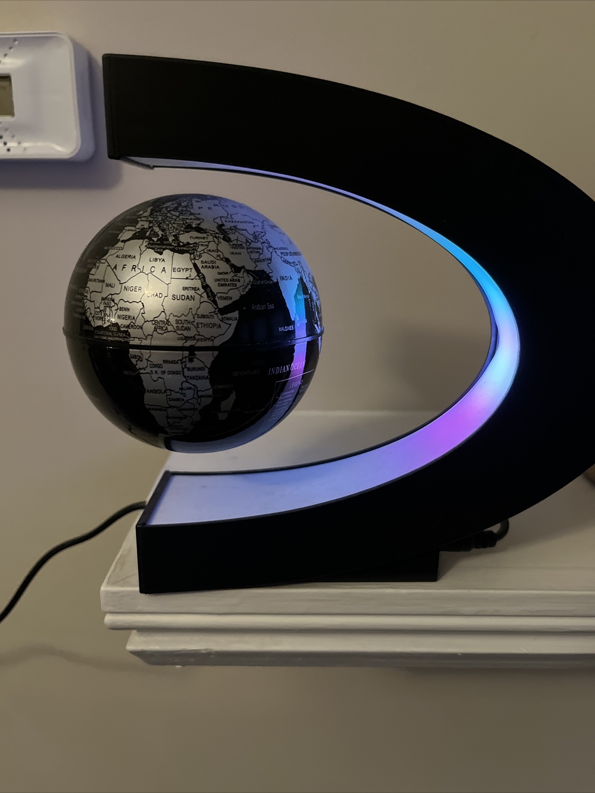 Magnetic globe light up base