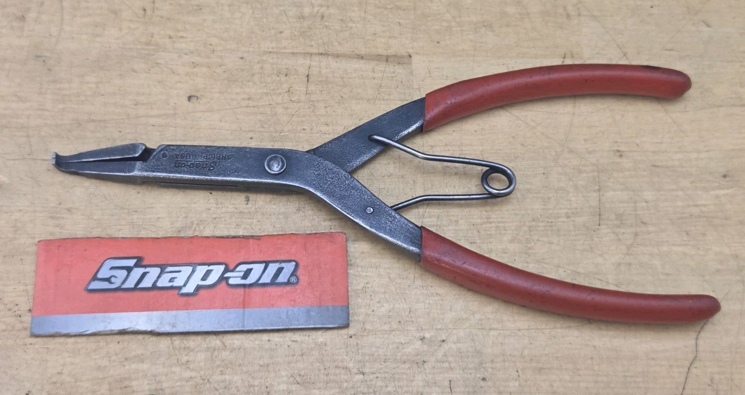 Snap On SRP1A - 9" Long 90° Jaw Tips Spring Loaded Needle Nose Pliers.